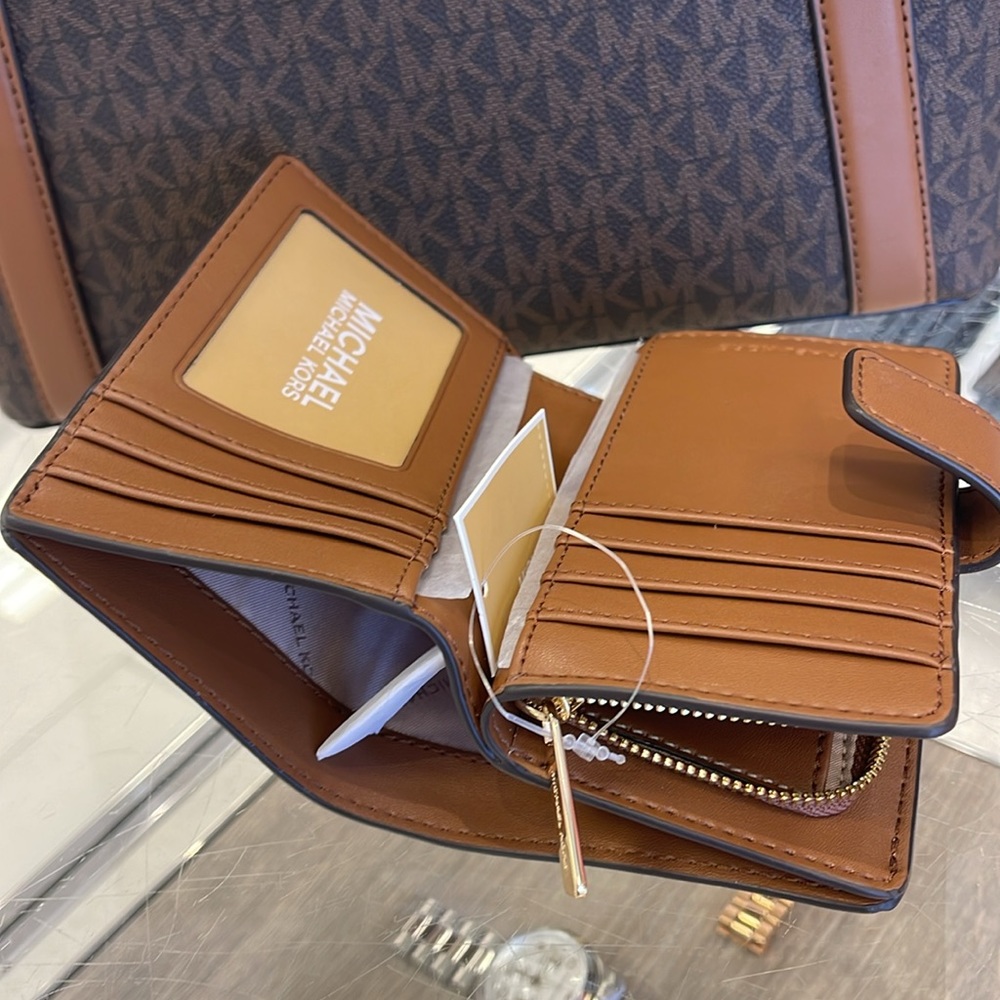 MICHAEL KORS
Medium Signature Logo Wallet 
Vanilla 
NWT - Picture 15 of 16